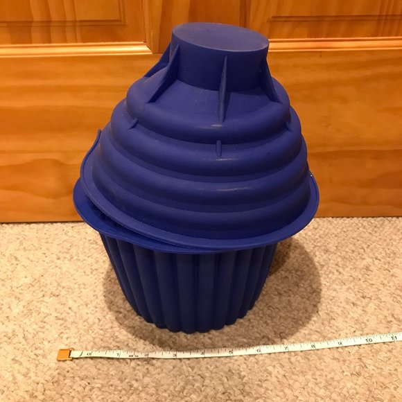 Giant Cupcake Silicone Pan - Picture 3 of 6